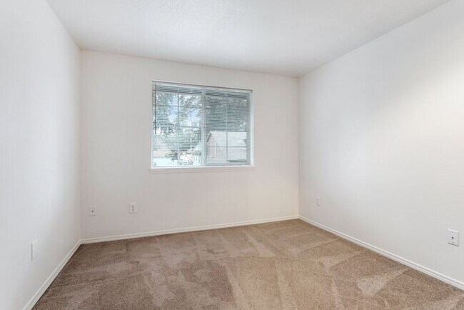 Building Photo - Beautiful 2 bed 1 bath apartment