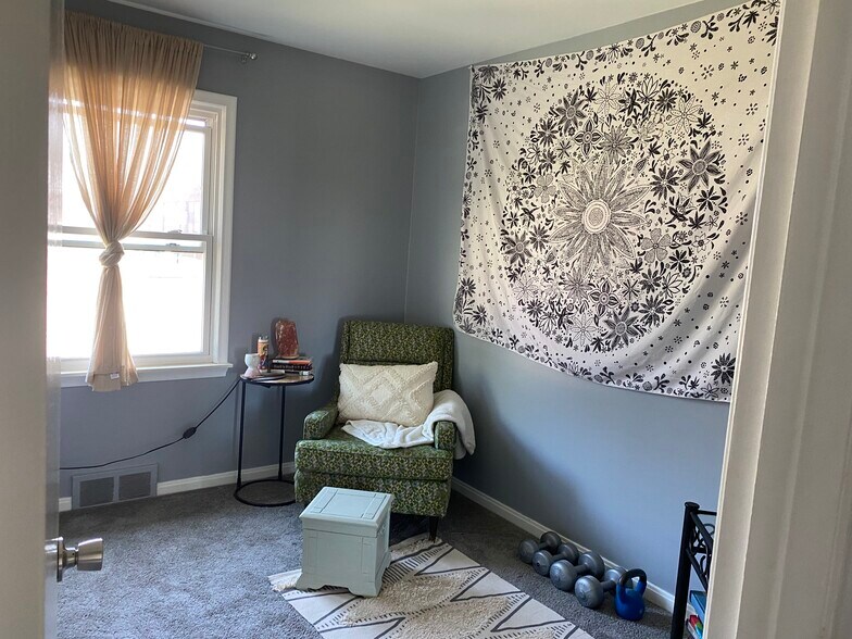 Room1 - / Office / nursery - 528 E Cambourne St