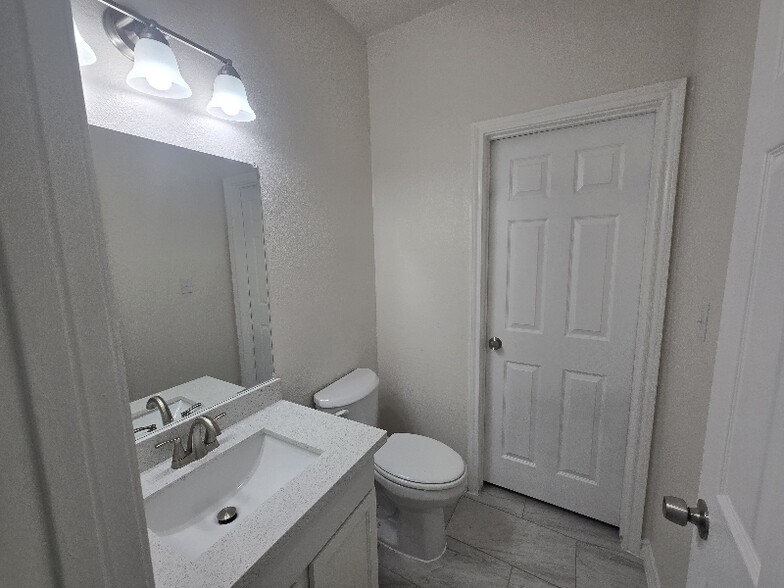 Building Photo - 512 S Hackberry St