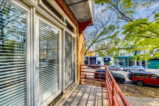 Building Photo - 2850 N Lakewood Ave