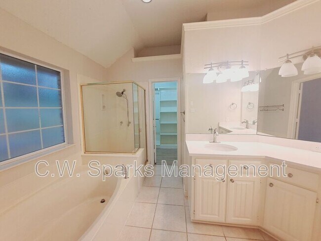 Building Photo - 902 Sunpoint Cir