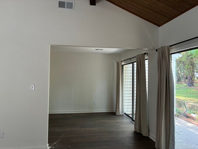 Building Photo - 221 Mariners Row