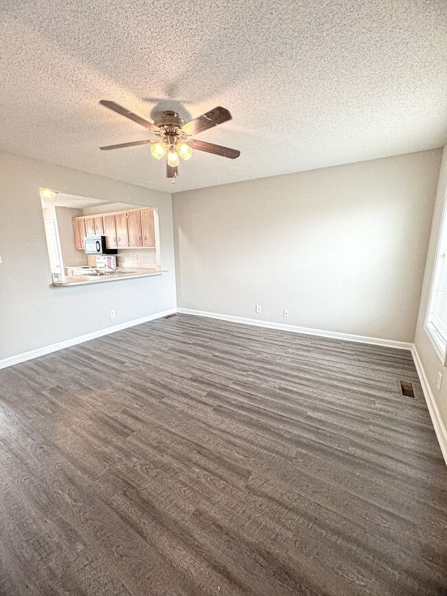 Building Photo - 205 Tree Line Dr