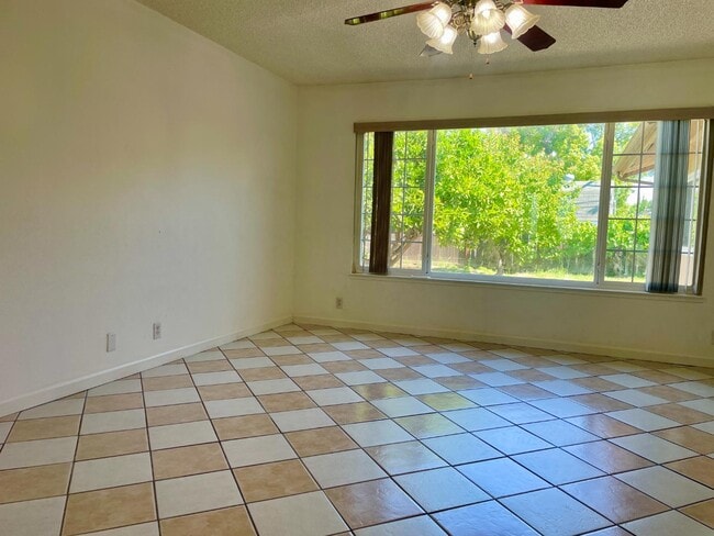 Building Photo - 1375 Mitchell Ln