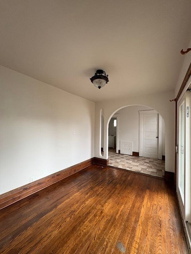 Building Photo - Large 4 bedrooms 2 full bathroom home for rent