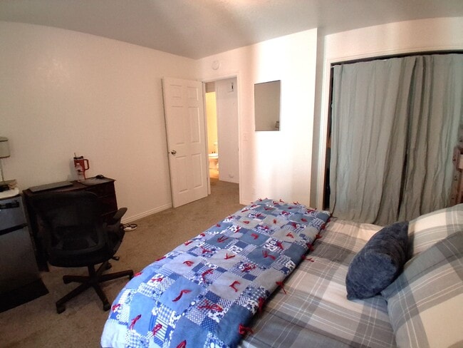 Building Photo - 761 E 820 N