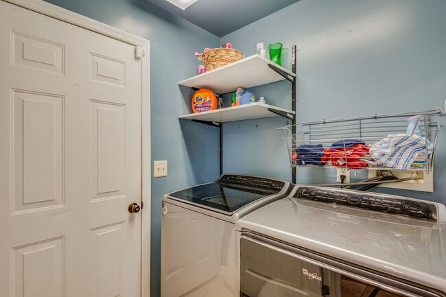 Building Photo - 511 Prince of Wales Ct
