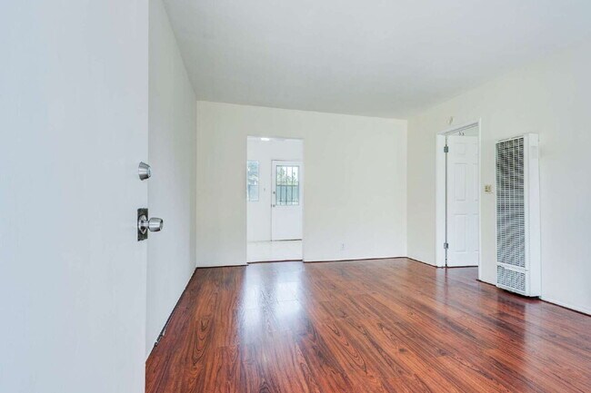 Building Photo - Fully Renovated Gem!