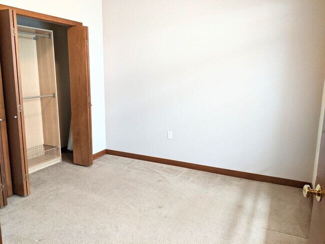 Building Photo - Centrally Located Condo