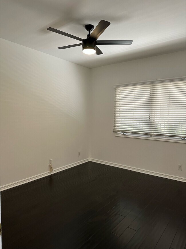 Building Photo - 435 Arnaz Dr