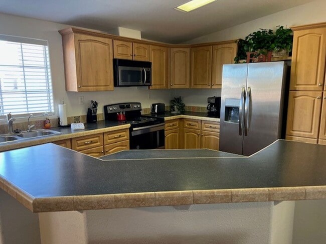 Building Photo - Fully furnished 3 BR Home Includes Utiliti...