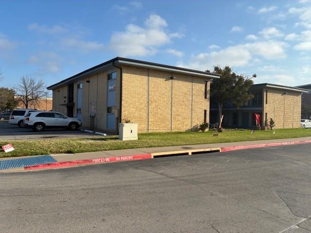 Building Photo - 425 S Oak St