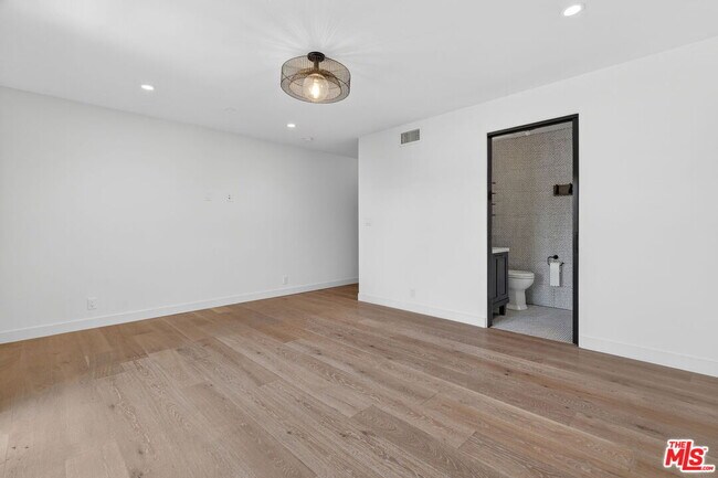 Building Photo - 729 N Bedford Dr