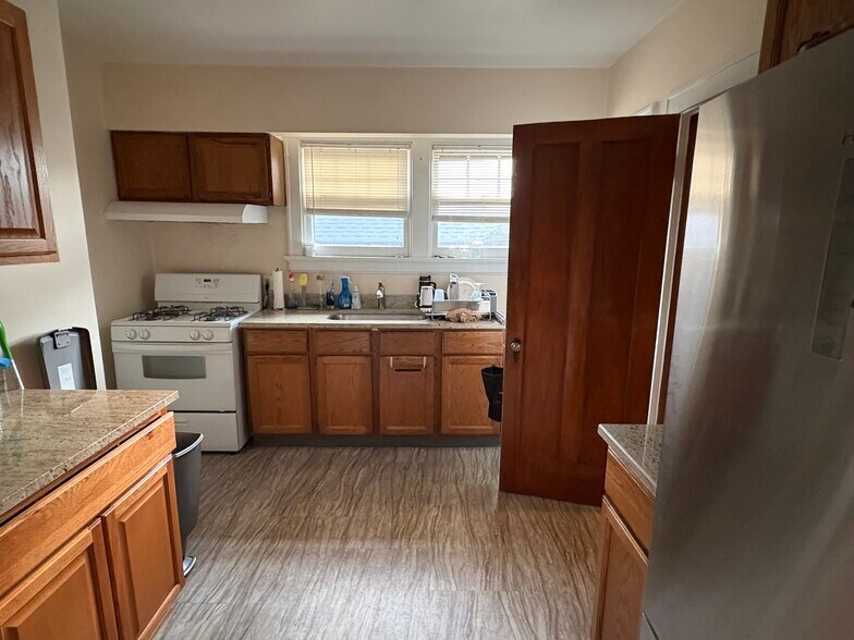 Kitchen - 3219 Glengyle Ave