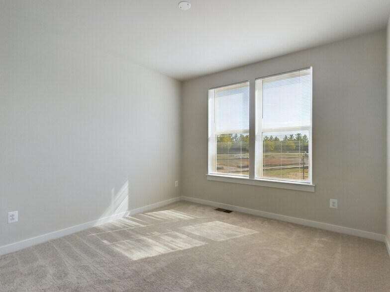 Building Photo - 43801 Middleway Ter