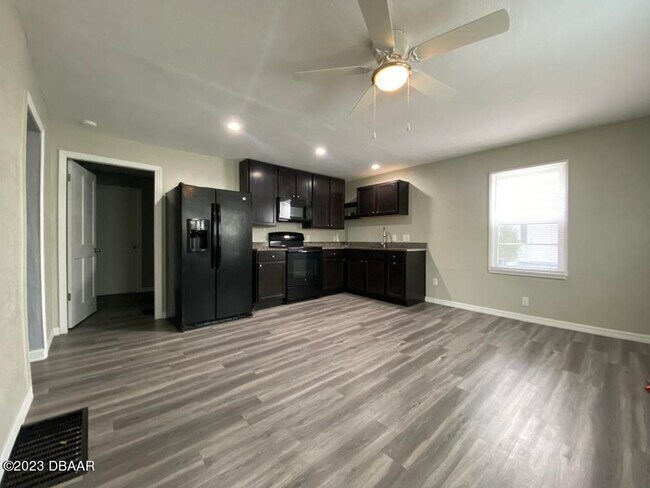 Building Photo - 215 N Oleander Ave