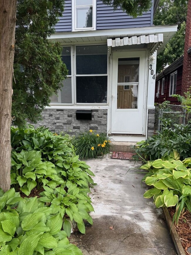 Building Photo - 3 Bedroom / 1 Bathroom Private Fenced Yard...