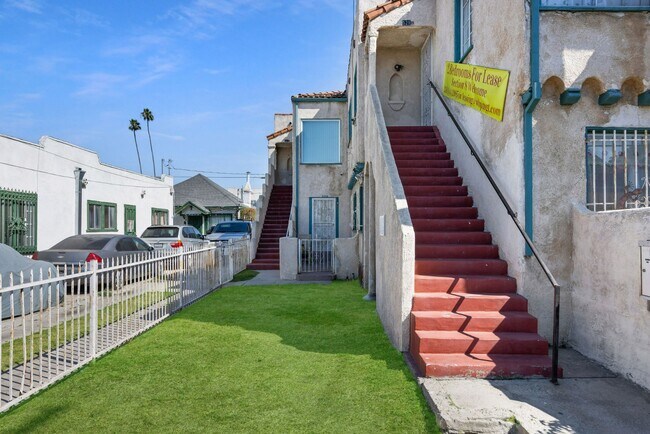 Building Photo - Spacious 2-Bedroom Apartment in Prime Los ...