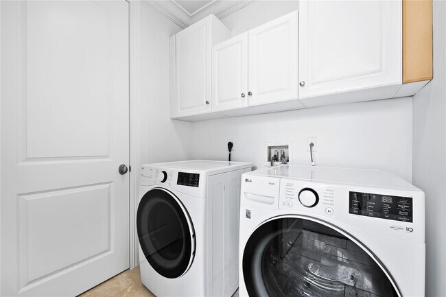 Building Photo - 218 NE 15th Ave