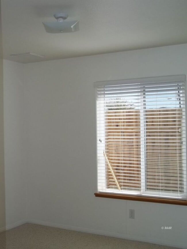 Building Photo - Charming 3 Bed, 2 Bath Rental with Convenient Features - $1,500 Deposit