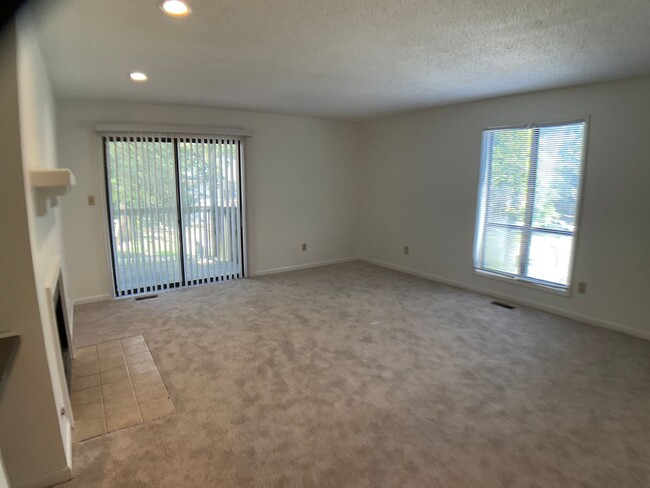 Building Photo - 1 Level 2 Bed, 2 Bath Condo in the heart o...