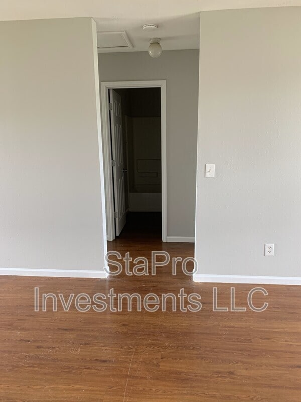 Building Photo - 110 Village Pl