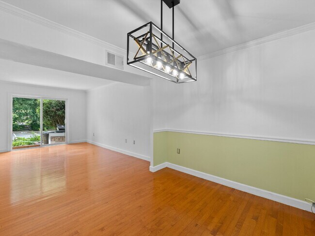 Building Photo - Spacious Reston Townhome in a Prime Centra...