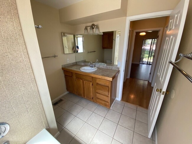 Building Photo - Beautiful 3 Bedroom 2 Bath Townhome Close to the Mountains!!
