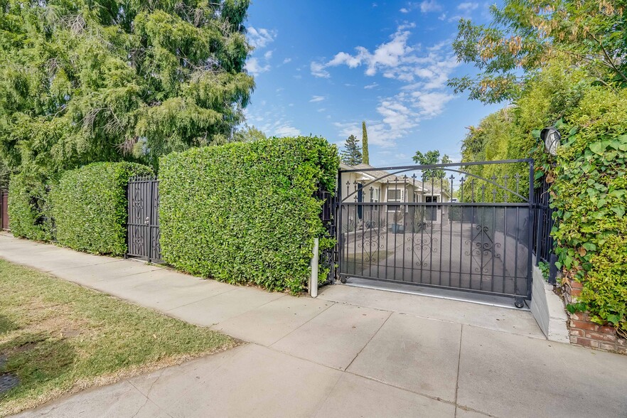 Gated - 4244 Tujunga Ave