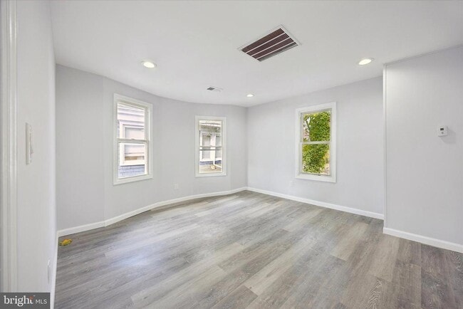 Building Photo - 566 Rutherford Ave