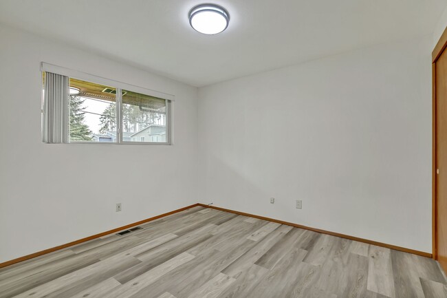 Building Photo - Great Burien Rambler with HUGE attached ga...