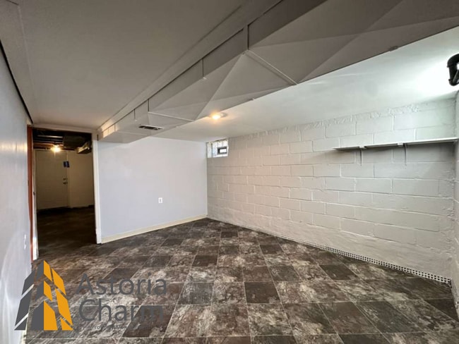 Building Photo - 3 Bedroom Home with Finished Basement, Parking, and Fenced Yard