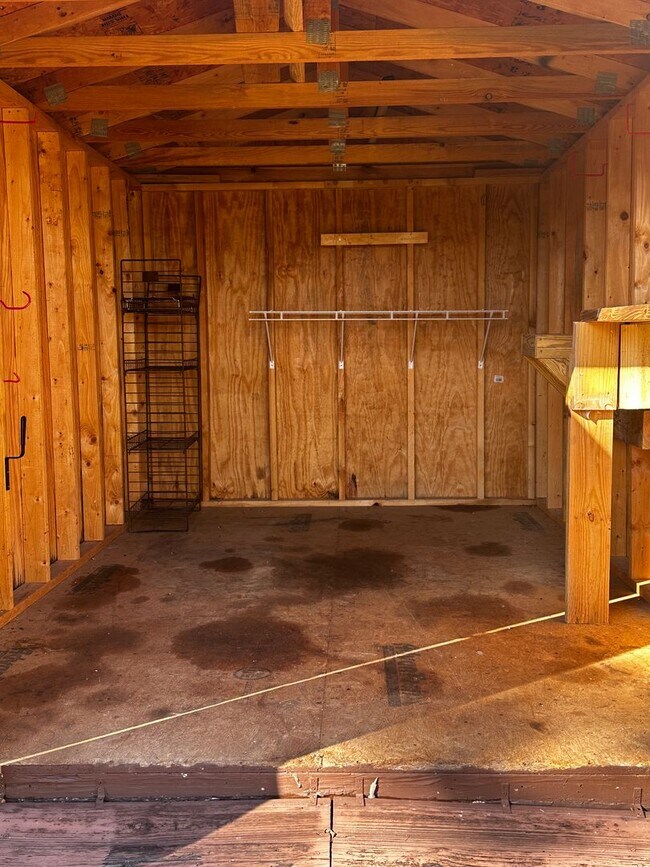 Building Photo - Spacious 4 bedroom/2 bath home for rent - ...