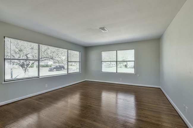 Building Photo - 1349 Martin St