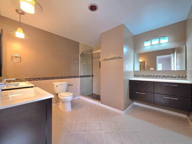 Building Photo - 2215 Collingwood Rd