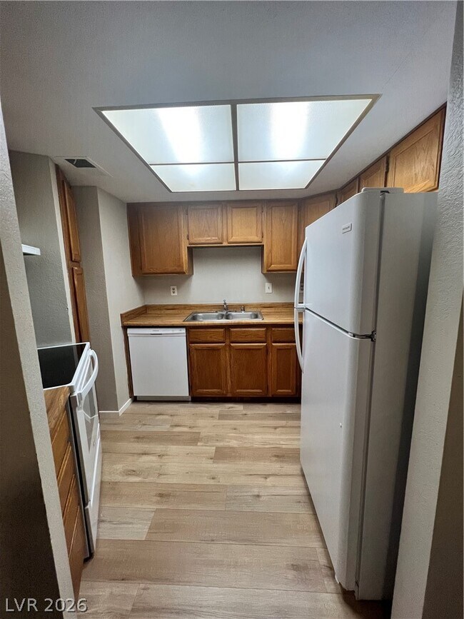 Building Photo - 3771 Shirebrook Dr