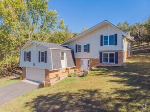 Building Photo - Blacksburg Country Club Home