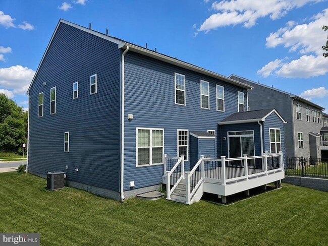 Building Photo - 3332 Burton Dr