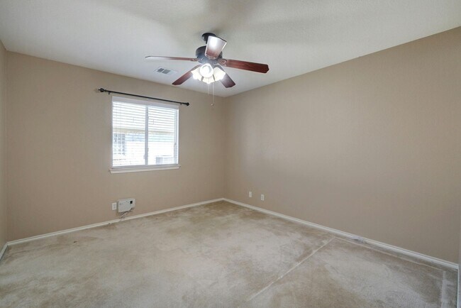 Building Photo - Spacious 4-Bedroom Gem with Office in Desi...