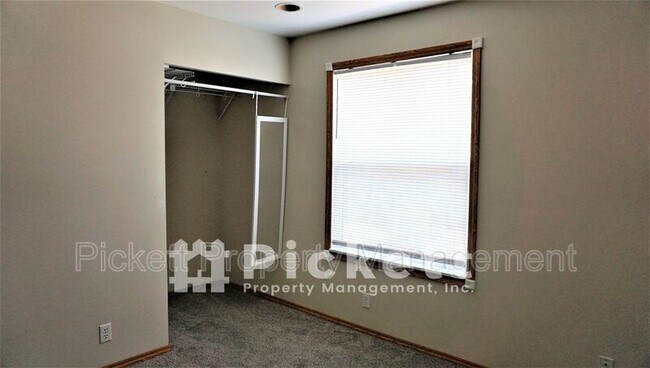 Building Photo - 7283 Creek Wood Pl NE