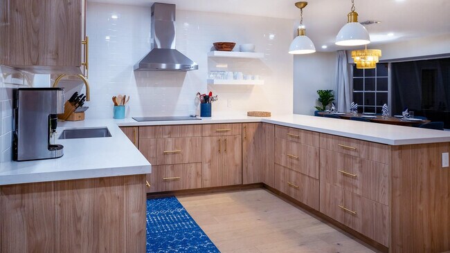 Building Photo - 518 Sunshine Dr