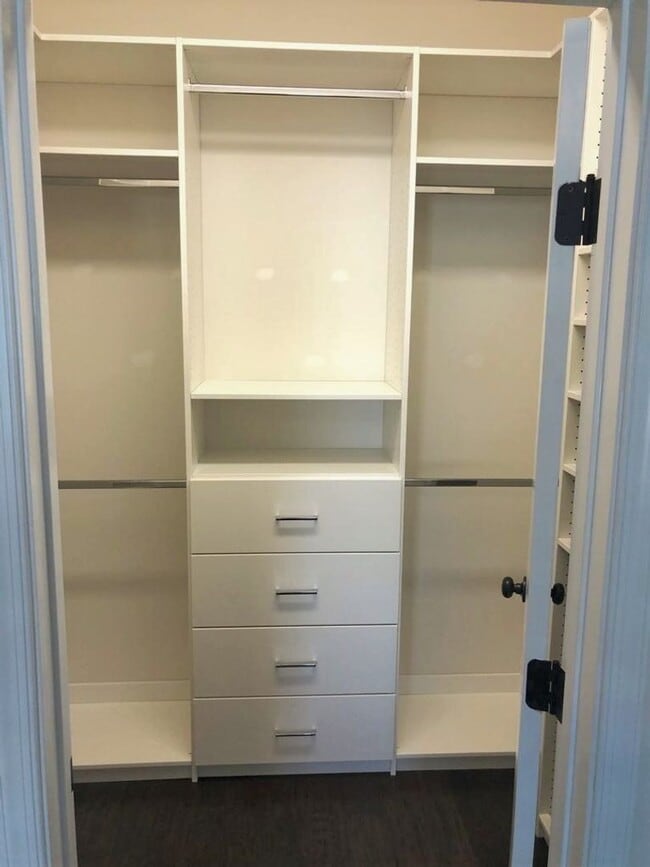 Building Photo - Stunning 4 bedroom 3.5 bath townhome locat...