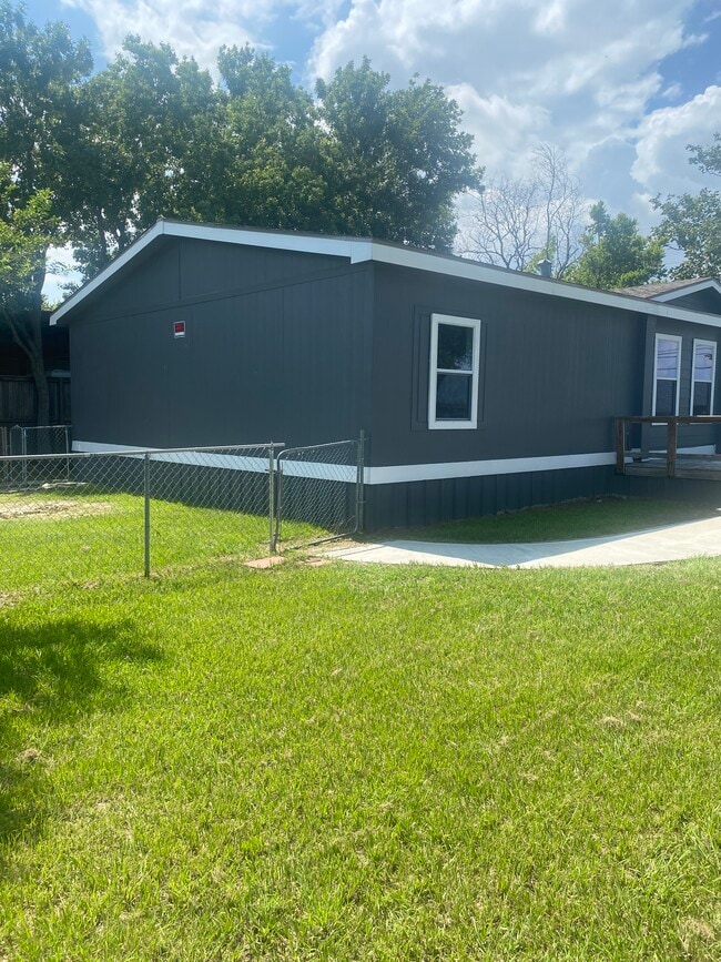 Building Photo - 2319 W Osage Dr