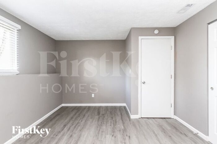 Building Photo - 910 Woodlark Dr