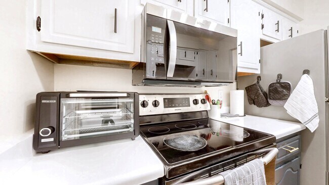 Building Photo - 253 White Oak Rd