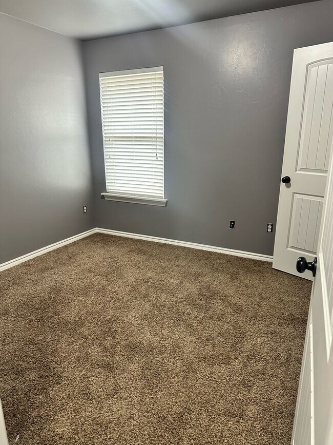 Building Photo - 4 BEDROOMS!  - First Month Free