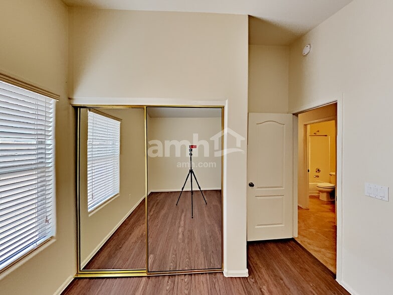 Building Photo - 17568 W Voltaire St