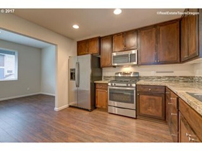 Building Photo - Great 3 Bedroom 2.5 Bathroom Townhouse End Unit!  2 Car Garage  + Washer & Dryer! Near Nike, Inte...