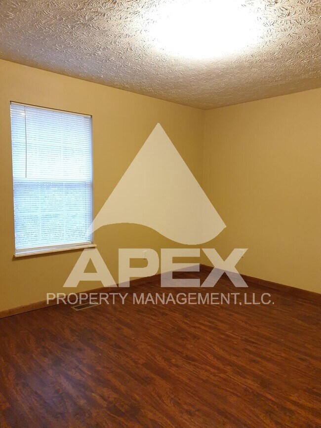 Building Photo - Spacious 2 Bd 1.5 Ba Townhouse in Halls!