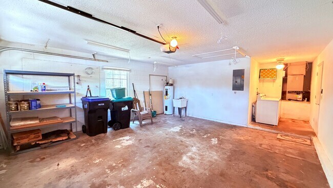 Building Photo - Bright 3/2 Home Near UCF with Vaulted Ceilings & Spacious Backyard!